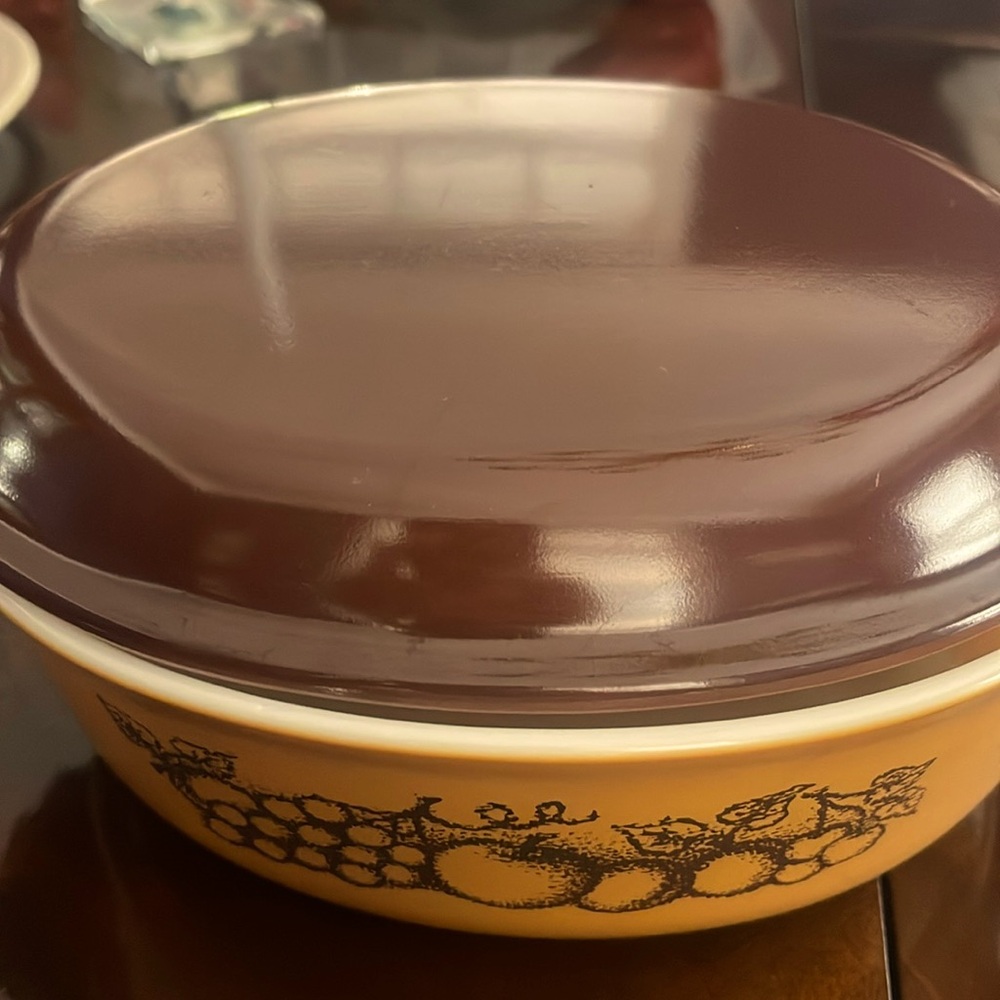 PYREX CASSEROLE DISH MILK GLASS OLD ORCHARD PATTERN EC WITH LID